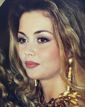 Didem Uzel Instagram - Yıl 1994! Türkiye Güzellik Yarışması’nda 3. lük tacını takmışım👸🏼İlk önce Paris’te yapılacağı söylenen sonra son dakika İstanbul’da yapılacağı söylenen Avrupa Güzellik Yarışması’ında da First Runner Up tacı taktım. Kimine göre istanbul’da yapıldığı için torpilliydim kimi ne göre de 1. lik hakkımdı 🥰 Kimin umrumda 😂 Takmışmıyım almışmıyım! Demek ki var bişi ki almışız. Nitekim o tacı bana takanlar öngörmüşler ki o ışığı 30 sene geçmiş haala huzurlarınızdayım. İster oyuncu deyin, ister tv sunucusu değin, ister influencer🤩 Varmıyım varım 🥰 Yahuu aslında bu tantanayı niye yaptım biliyormusunuz? Siz bir şey olacaksanız oluyorsunuz! Kaderinizde varsa buna kimse engel olamaz; Allah’ın açtığı kapıları kimse kapatamaz. Hazır güzellik yarışmalarıda gündeme gelmişken iki kelam etmek istedim. Rahmetli Özcan Sandıkçıoğlu Türkiye Güzellik yarışması gecesi sonuçlar açıklanıp davette konuşurken kulağıma şöyle fısıldamıştı “seni 3. seçtik çünkü Türkiye’ye bir derece gelmesini umut ediyoruz, sen bizi Avrupa Güzellik Yarışması’nda  temsil edeceksin” ve dediği de oldu hakikaten; ben Avrupa 2. güzeli seçildim; torpil falan da yoktu yani; güzeldim, çıtırdım, eğitimliydim 😂 valla hepsi vardı; hakkımı yedirmem 🥳Espri bir yana da  aslında bunu neden dedim; bu güzel kızlar seçilirken hep bir plan dahilinde oluyor. Vardır bir sebebi deyip konuyu kapatmak isterim. Küçük de bir not tarihe geçsin; üniversite 1. sınıfta beni keşfedip zorla ajansa götüren @purefacehalo sevgili Ayla ❤️ seni de hiç unutmadım. Sen olmasan belki yolumu yine bulurdum ama sen beni emin elllere emanet ettin. Ve sevgili @ugurkanerezofficial sana da kocaman teşekkür. Aldığım yolda şöhretimin en parlak dönemlerinde yanımda olduğun için 🙏🏻 #türkiyegüzellikyarışması Bir sürü anım ve hikayem var bu yarışmalar ile ilgili. Onlarıda sonra paylaşırım 🥰