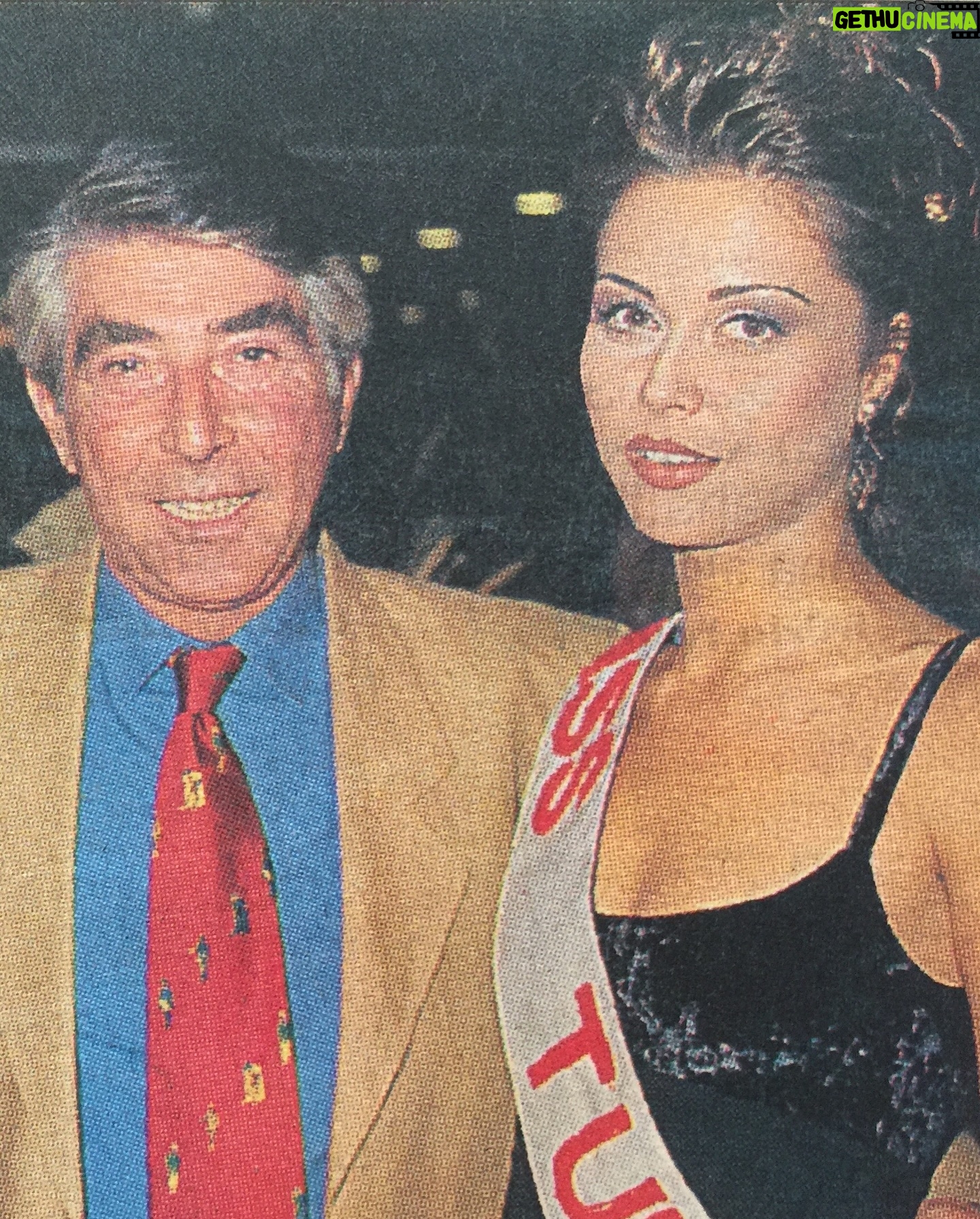 Didem Uzel - 17K Likes - Yıl 1994! Türkiye Güzellik Yarışması’nda 3. lük tacını takmışım👸🏼İlk önce Paris’te yapılacağı söylenen sonra son dakika İstanbul’da yapılacağı söylenen Avrupa Güzellik Yarışması’ında da First Runner Up tacı taktım. Kimine göre istanbul’da yapıldığı için torpilliydim kimi ne göre de 1. lik hakkımdı 🥰 Kimin umrumda 😂 Takmışmıyım almışmıyım! Demek ki var bişi ki almışız. Nitekim o tacı bana takanlar öngörmüşler ki o ışığı 30 sene geçmiş haala huzurlarınızdayım. İster oyuncu deyin, ister tv sunucusu değin, ister influencer🤩 Varmıyım varım 🥰 Yahuu aslında bu tantanayı niye yaptım biliyormusunuz? Siz bir şey olacaksanız oluyorsunuz! Kaderinizde varsa buna kimse engel olamaz; Allah’ın açtığı kapıları kimse kapatamaz. Hazır güzellik yarışmalarıda gündeme gelmişken iki kelam etmek istedim. Rahmetli Özcan Sandıkçıoğlu Türkiye Güzellik yarışması gecesi sonuçlar açıklanıp davette konuşurken kulağıma şöyle fısıldamıştı “seni 3. seçtik çünkü Türkiye’ye bir derece gelmesini umut ediyoruz, sen bizi Avrupa Güzellik Yarışması’nda temsil edeceksin” ve dediği de oldu hakikaten; ben Avrupa 2. güzeli seçildim; torpil falan da yoktu yani; güzeldim, çıtırdım, eğitimliydim 😂 valla hepsi vardı; hakkımı yedirmem 🥳Espri bir yana da aslında bunu neden dedim; bu güzel kızlar seçilirken hep bir plan dahilinde oluyor. Vardır bir sebebi deyip konuyu kapatmak isterim. Küçük de bir not tarihe geçsin; üniversite 1. sınıfta beni keşfedip zorla ajansa götüren @purefacehalo sevgili Ayla ❤️ seni de hiç unutmadım. Sen olmasan belki yolumu yine bulurdum ama sen beni emin elllere emanet ettin. Ve sevgili @ugurkanerezofficial sana da kocaman teşekkür. Aldığım yolda şöhretimin en parlak dönemlerinde yanımda olduğun için 🙏🏻 #türkiyegüzellikyarışması Bir sürü anım ve hikayem var bu yarışmalar ile ilgili. Onlarıda sonra paylaşırım 🥰