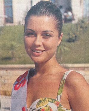Didem Uzel Instagram - Yıl 1994! Türkiye Güzellik Yarışması’nda 3. lük tacını takmışım👸🏼İlk önce Paris’te yapılacağı söylenen sonra son dakika İstanbul’da yapılacağı söylenen Avrupa Güzellik Yarışması’ında da First Runner Up tacı taktım. Kimine göre istanbul’da yapıldığı için torpilliydim kimi ne göre de 1. lik hakkımdı 🥰 Kimin umrumda 😂 Takmışmıyım almışmıyım! Demek ki var bişi ki almışız. Nitekim o tacı bana takanlar öngörmüşler ki o ışığı 30 sene geçmiş haala huzurlarınızdayım. İster oyuncu deyin, ister tv sunucusu değin, ister influencer🤩 Varmıyım varım 🥰 Yahuu aslında bu tantanayı niye yaptım biliyormusunuz? Siz bir şey olacaksanız oluyorsunuz! Kaderinizde varsa buna kimse engel olamaz; Allah’ın açtığı kapıları kimse kapatamaz. Hazır güzellik yarışmalarıda gündeme gelmişken iki kelam etmek istedim. Rahmetli Özcan Sandıkçıoğlu Türkiye Güzellik yarışması gecesi sonuçlar açıklanıp davette konuşurken kulağıma şöyle fısıldamıştı “seni 3. seçtik çünkü Türkiye’ye bir derece gelmesini umut ediyoruz, sen bizi Avrupa Güzellik Yarışması’nda  temsil edeceksin” ve dediği de oldu hakikaten; ben Avrupa 2. güzeli seçildim; torpil falan da yoktu yani; güzeldim, çıtırdım, eğitimliydim 😂 valla hepsi vardı; hakkımı yedirmem 🥳Espri bir yana da  aslında bunu neden dedim; bu güzel kızlar seçilirken hep bir plan dahilinde oluyor. Vardır bir sebebi deyip konuyu kapatmak isterim. Küçük de bir not tarihe geçsin; üniversite 1. sınıfta beni keşfedip zorla ajansa götüren @purefacehalo sevgili Ayla ❤️ seni de hiç unutmadım. Sen olmasan belki yolumu yine bulurdum ama sen beni emin elllere emanet ettin. Ve sevgili @ugurkanerezofficial sana da kocaman teşekkür. Aldığım yolda şöhretimin en parlak dönemlerinde yanımda olduğun için 🙏🏻 #türkiyegüzellikyarışması Bir sürü anım ve hikayem var bu yarışmalar ile ilgili. Onlarıda sonra paylaşırım 🥰