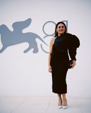 Dira Paes Instagram - O domingo foi de grande emoção aqui no Festival de Veneza. Fomos convidadas para a sessão de “Ainda Estou Aqui”, filme de @walt.ersalles, com @seltonmello e @oficialfernandatorres. Ao final da exibição, 10 minutos de aplausos ininterruptos ecoavam pela sala. Catarse. Uma obra que precisa ser vista por todos e nos desperta grande orgulho do cinema brasileiro, tão potente, tão necessário e vivo. É arte. 

Lindo de ver uma plateia inteira reverenciando a memória de @marcelorubenspaiva e sua bravíssima família, Walter Salles e sua obra, e ver Fernanda e Selton estampando notícias sobre suas atuações. Tudo merecido, tudo brilhante. ♥️🎥