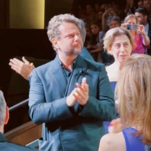 Dira Paes Instagram - O domingo foi de grande emoção aqui no Festival de Veneza. Fomos convidadas para a sessão de “Ainda Estou Aqui”, filme de @walt.ersalles, com @seltonmello e @oficialfernandatorres. Ao final da exibição, 10 minutos de aplausos ininterruptos ecoavam pela sala. Catarse. Uma obra que precisa ser vista por todos e nos desperta grande orgulho do cinema brasileiro, tão potente, tão necessário e vivo. É arte. 

Lindo de ver uma plateia inteira reverenciando a memória de @marcelorubenspaiva e sua bravíssima família, Walter Salles e sua obra, e ver Fernanda e Selton estampando notícias sobre suas atuações. Tudo merecido, tudo brilhante. ♥️🎥