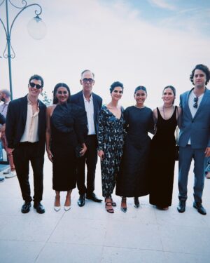 Dira Paes Instagram - O domingo foi de grande emoção aqui no Festival de Veneza. Fomos convidadas para a sessão de “Ainda Estou Aqui”, filme de @walt.ersalles, com @seltonmello e @oficialfernandatorres. Ao final da exibição, 10 minutos de aplausos ininterruptos ecoavam pela sala. Catarse. Uma obra que precisa ser vista por todos e nos desperta grande orgulho do cinema brasileiro, tão potente, tão necessário e vivo. É arte. 

Lindo de ver uma plateia inteira reverenciando a memória de @marcelorubenspaiva e sua bravíssima família, Walter Salles e sua obra, e ver Fernanda e Selton estampando notícias sobre suas atuações. Tudo merecido, tudo brilhante. ♥️🎥