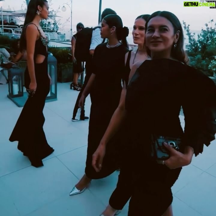 Dira Paes - 35.2K Likes - O domingo foi de grande emoção aqui no Festival de Veneza. Fomos convidadas para a sessão de “Ainda Estou Aqui”, filme de @walt.ersalles, com @seltonmello e @oficialfernandatorres. Ao final da exibição, 10 minutos de aplausos ininterruptos ecoavam pela sala. Catarse. Uma obra que precisa ser vista por todos e nos desperta grande orgulho do cinema brasileiro, tão potente, tão necessário e vivo. É arte.
Lindo de ver uma plateia inteira reverenciando a memória de @marcelorubenspaiva e sua bravíssima família, Walter Salles e sua obra, e ver Fernanda e Selton estampando notícias sobre suas atuações. Tudo merecido, tudo brilhante. ♥️🎥