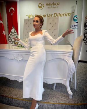 Dolunay Soysert Instagram - Senaryo gereği her yıl iki defa gelinlik giymezsem olmazzzz⛓️🔪👰‍♀️ #hertarafımgelin #setbride #yabani #tvshow #onair