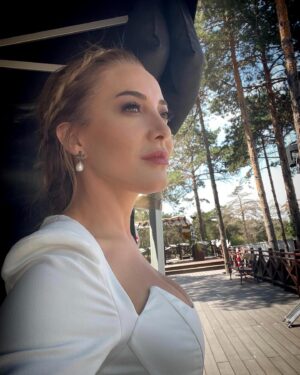 Dolunay Soysert Instagram - Senaryo gereği her yıl iki defa gelinlik giymezsem olmazzzz⛓️🔪👰‍♀️ #hertarafımgelin #setbride #yabani #tvshow #onair