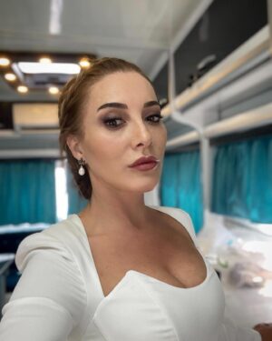 Dolunay Soysert Instagram - Senaryo gereği her yıl iki defa gelinlik giymezsem olmazzzz⛓️🔪👰‍♀️ #hertarafımgelin #setbride #yabani #tvshow #onair