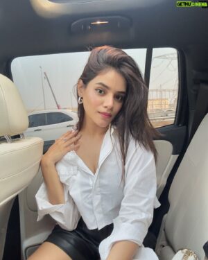 Drishti Thakur Instagram - City streets & just me🤍

#citywalk #onthego #casual