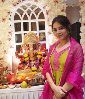 Drishti Thakur Instagram - In the presence of bapppa we find peace,joy and hope #blessed 🧿#ganpatibappamorya