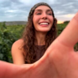 Ebru Şahin Instagram - Bir sürü şey yazarım ama anlatamam 🌻
#vineyard