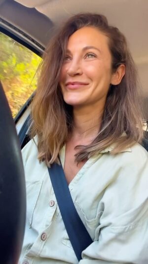 Ece Dizdar Instagram - 25.yıl paylaşımım. 
Anne ve babamı görmeyeli 25 yıl oldu. 
Zihnimde silikleşmemeleri için birlikte yaşadığımız 17 yılın hatıralarına sıkı tutunuyorum. 
Hafızamda ve rüyalarımda hep 45 ve 47 yaşındalar. 
Ülkemde ; 1999, Van, İzmir, 6 Şubat, ömrümüzde denk geldiğimiz ortak zaman diliminde depremden o veya bu şekilde etkilenmiş, kalbinden, ailesinden, bedeninden ya da maddi dünyasından parçalar çalınmış herkesi tek tek kucaklıyorum. Yalnız değiliz. 
Çok zor geçiyor, ama geçiyor💜

Ps; Abimi de öpüyorum. Ve halama, kuzenlerime ve yeğenime doğru yoldayım! 
;)
