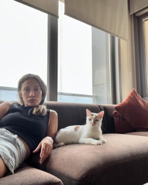 Ece Dizdar Instagram - Ayın en kritik kısımlarını atlattık. 
Herkes iyi mi? Tamam mı devam mı?