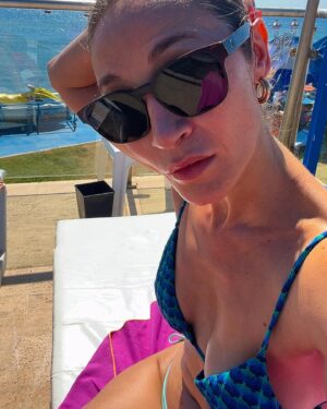 Ece Dizdar Instagram - Ayın en kritik kısımlarını atlattık. 
Herkes iyi mi? Tamam mı devam mı?