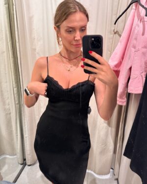Ecem Karavus Instagram - Mirror mirror tell me; 

Ne desin?