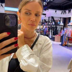 Ecem Karavus Instagram - Mirror mirror tell me; 

Ne desin?