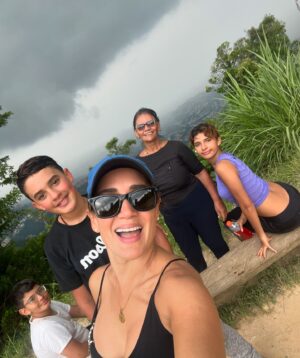 Eileen Abad Instagram - Un bye agosto entre agua, truenos ⚡️ y neblina en las alturas 🤪Y welcome septiembre extremo en la montaña, full sol ☀️, tierra y un diluvio universal ⛈️con las sonrisas que iluminan mi vida. 😍

Super Yeya 4x4 de aventura, más feliz con sus nietos. 
Mi Christ y sus primos& hermanos de lo   happiness 😁y yo tratando de bajarle a la velocidad del tiempo para ver si crecen un poquito más lento 🥹. De por sí el tiempo cada vez pasa más rápido y estos niñitos pareciera que le llevan la delantera al indetenible tiempo y cada vez se va alejando la temporada de kids para darle paso a la pre adolescencia.🥴😩😬

Bienvenido septiembre bipolar con la 💫Fe mas luminosa 🕯️que lo contrario.