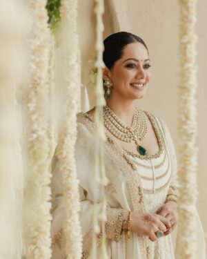 Eka Lakhani Instagram - I love being a stylist.. the behind the scenes madness and frenzy to create a magical look keeps me going. But when it came to get myself ready, for our moment, I went blank. Experience says, go with your gut feeling at times like these.. so I let the best in biz, my dearest friends, take the lead and all of it came together in the best way possible! Everything feels like a dream! 

Here’s to the dreamy crew 🤍

Wearing @anamikakhanna.in 
Jewellery @kishandasjewellery 
Jootis @fizzygoblet 
Make up @makeupbylekha
Hair @bbhiral
Style team @styledbyradhikadhanuka  @team___e 

Photographed by @thehouseontheclouds

Venue @bastianmumbai 
Event Planning and Management @gharanaabychandagupta
Decor, Design and Styling @thea3project @ambitrix
Florals @blacktulipflowers_india

Thank you @entouragetalents @renukasannake
