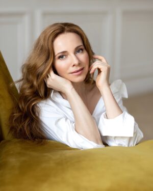 Ekaterina Guseva Instagram - Интервью в сентябрьском номере журнала #КараванИсторий, на обложке Сергей Витальевич😌. Немного о театре, о кино, о сотрудничестве с любимым брендом @librederm  #librederm да и вообще о жизни в целом…
Беседовала Анжелика Пахомова. Фото Филипп Гончаров @goncharovphilipp  #ЕкатеринаГусева