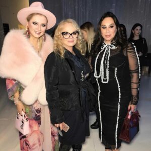 Elena Lenina Instagram - С Днем рождения, дорогая Ларисочка! Ты Гениальная, Мудрая, Стильная и Великая! Я люблю тебя, потому что имею счастье знать тебя давно и вне камер)) Каждый, кто узнает тебя, неизбежно влюбляется)) Ты яркая Звезда! Свети вечно! @larisa.dolina.official ❤️ Накидайте поздравлений Ларисе Александровне в аккаунт и подпишитесь!
