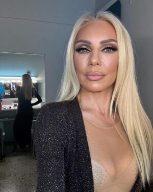 Elena Tsavalia Instagram - Τα καλοκαίρια εμένα με πιάνει μια τρέλα….κι όμως μένω ακόμα εδώ!
20 χρόνια Δελφινάριο!!!!!🎉
Για κρατήσεις τηλεφωνήστε στο 210- 4176404  ή μπείτε στο more.com ❤️

#theatre #summer #summervibes #laugh #wednesday #seferlisteam