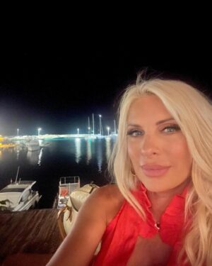 Eleni Menegaki Instagram - Όμορφη βραδιά στο όμορφο Μπατσι ! #eleni