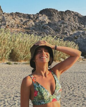 Eleni Vaitsou Instagram - Τιμή και δόξα στο 3% που ΔΕΝ φόρεσε φέτος το καλοκαίρι καπέλο ζακεμους 😎⛱️
