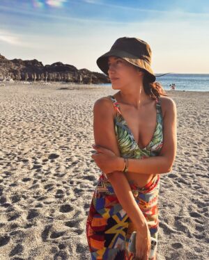 Eleni Vaitsou Instagram - Τιμή και δόξα στο 3% που ΔΕΝ φόρεσε φέτος το καλοκαίρι καπέλο ζακεμους 😎⛱️