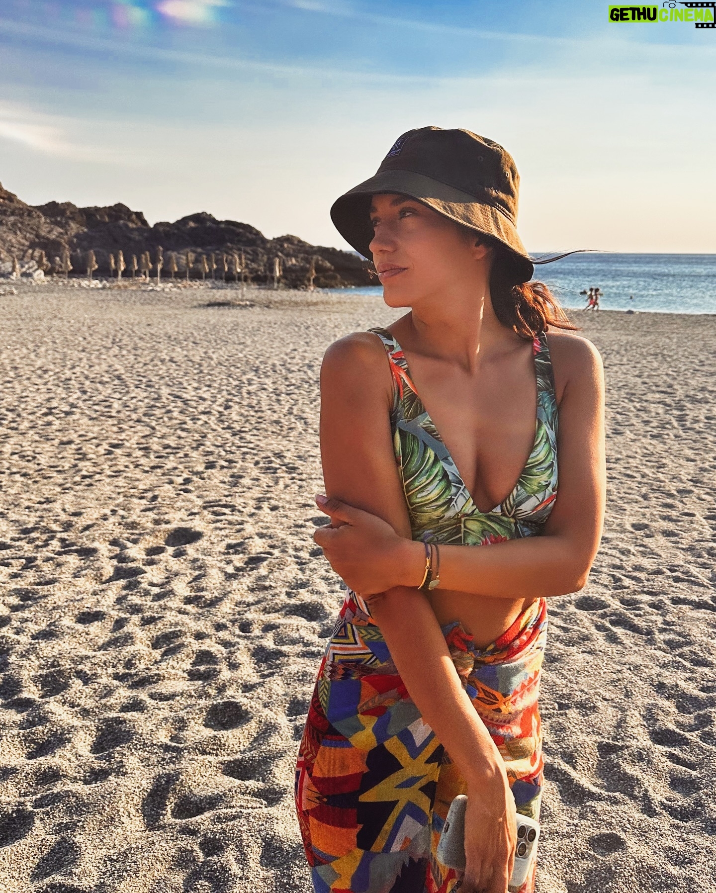 Eleni Vaitsou - 8.9K Likes - Τιμή και δόξα στο 3% που ΔΕΝ φόρεσε φέτος το καλοκαίρι καπέλο ζακεμους 😎⛱️