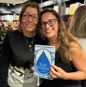 Elif Şafak Instagram - My heart is singing with gratitude after a beautiful book launch full of love and literary camaraderie. Thank you to everyone who came to @hatchardspiccadilly to celebrate #thereareriversinthesky It was truly wonderful to see you all. Afterwards many people told me there was such a loving energy in the room, both gentle and strong. I don't have photos of everyone who was there, I'd have loved to, I'll be sharing the ones I have received, I will be sharing them with love. #bookloversworld #literaturelovers #womenwhowrite #writersandpoets #newbookrelease #newfiction #literaryfiction #literaryfictionbooks 📚📚📚 dünkü kitap lansmanı o kadar güzel ve içten, sevgi dolu bir akşamdı ki yüreğimde yeri apayrı, çok teşekkür ediyorum gelen herkese. Bu sabah bu fotoğraflar ulaştı elime sevgiyle paylaşıyorum