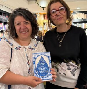 Elif Şafak Instagram - My heart is singing with gratitude after a beautiful book launch full of love and literary camaraderie. Thank you to everyone who came to @hatchardspiccadilly to celebrate #thereareriversinthesky It was truly wonderful to see you all. Afterwards many people told me there was such a loving energy in the room, both gentle and strong. I don't have photos of everyone who was there, I'd have loved to, I'll be sharing the ones I have received, I will be sharing them with love. #bookloversworld #literaturelovers #womenwhowrite #writersandpoets #newbookrelease #newfiction #literaryfiction #literaryfictionbooks 📚📚📚 dünkü kitap lansmanı o kadar güzel ve içten, sevgi dolu bir akşamdı ki yüreğimde yeri apayrı, çok teşekkür ediyorum gelen herkese. Bu sabah bu fotoğraflar ulaştı elime sevgiyle paylaşıyorum