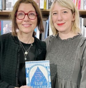 Elif Şafak Instagram - My heart is singing with gratitude after a beautiful book launch full of love and literary camaraderie. Thank you to everyone who came to @hatchardspiccadilly to celebrate #thereareriversinthesky It was truly wonderful to see you all. Afterwards many people told me there was such a loving energy in the room, both gentle and strong. I don't have photos of everyone who was there, I'd have loved to, I'll be sharing the ones I have received, I will be sharing them with love. #bookloversworld #literaturelovers #womenwhowrite #writersandpoets #newbookrelease #newfiction #literaryfiction #literaryfictionbooks 📚📚📚 dünkü kitap lansmanı o kadar güzel ve içten, sevgi dolu bir akşamdı ki yüreğimde yeri apayrı, çok teşekkür ediyorum gelen herkese. Bu sabah bu fotoğraflar ulaştı elime sevgiyle paylaşıyorum