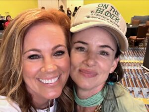 Elisa Donovan Instagram - LOOOOVE THESE HUMANS! What a joy to spend the weekend with this crew in deep laughter & deep convo. It’s a gift to revisit our pasts together, whilst sharing our presence (See what I did there? 🤓😜) #grammarnerd

@jenniegarth & @gabriellecarteris do you speak French? I can’t hear you, I’m not wearing my glasses. 🙃 Also - did you ever figure out the address & get the PF Chang’s? 

All of the #LawrenceBrothers in one photo. Did you all know my very first TV job in LA was on Blossom playing @joeylawrence ‘s girlfriend? #facts 
 
@carmenelectra you’ll always be the 🔥 🔥

How many @sabrinateenagewitch cast members   @jessienavy can fit in one car?

@juliettelewis what a sweet soul you are.  Also, a bada$$ powerhouse of the first order. I challenge you all to find a role she has not completely and utterly slayed in her career. 💥🥰

Even with your @redsox hat, @therealmikeomalley (#GoYankees ) I still love you! Thank you 4 the guttural laughs & memories of our obscene first meeting 20  years ago. #iykyk

@jodiesweetin & @matthewlawrence No kitchens were burnt down in the taking of this photo. 👨‍🍳 👩🏼‍🍳 🍳 

And thank you to all of the fans that came from far and wide to share your love for the work we do 🙏 🥰🤗

 #90scon #clueless #90210 #sabrinatheteenagewitch #90sc @thats4ent
