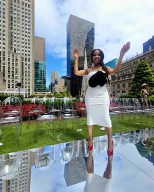 Elise Neal Instagram - 🎶" Concrete Jungle where dreams are made of...🗽🗽🎶 @eseazenabor fashion show yesterday . (see the beautiful gowns on my story ) * #Swipe #newyorkfashionweek  #eliseneal