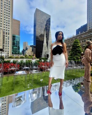 Elise Neal Instagram - 🎶" Concrete Jungle where dreams are made of...🗽🗽🎶 @eseazenabor fashion show yesterday . (see the beautiful gowns on my story ) * #Swipe #newyorkfashionweek  #eliseneal