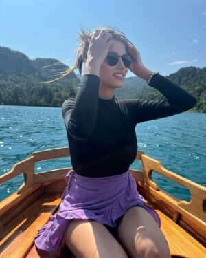 Elizabeth Kopecká Instagram - 4 noci v Rakousku a Slovinsku 🤍 a kam dál? 🤔

dovolená autem od @saga.mb.praha 🤍 nejlepší!! 

4 nights in Austria and Slovenia 🤍 and where to go next? 🤔

driving the best best car @saga.mb.praha