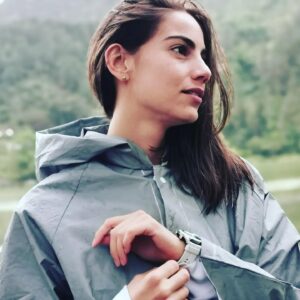 Elizabeth Minotta Instagram - #tbt
Porque también se vale extrañarse a uno mismo.
Porque también se vale borrar pasos estando vivo o agonizar para nacer de nuevo y no para morir.
Porque también se vale darse cuenta de lo valioso que uno era antes de cagarla con los errores que lo hicieron a uno aún más valioso y entender que las arrugas son la mejor autobiografía que uno puede escribir.
Porque también se vale mirarse al espejo y no entender de quién son esos ojos que miran y cuestionar la realidad o las realidades, incluso para cogerle sentido a la vida que ya uno sabe que nunca va a tener sentido.
Porque también se vale volver a empezar y también se vale dar por terminadas cosas que ya no le interesan a uno.
Porque también se vale no tenerle miedo a la muerte... Sino esas ganas, esa curiosidad que también mató al gato, pero el gato también murió Felíz sabiendo que no temer a su muerte era no temer a su vida. 
Eli Mi🎵