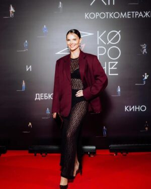 Elizaveta Boyarskaya Instagram - Пока мы не перепрыгнули в осень , хочу вернуться на неделю назад и поблагодарить партнеров фестиваля «Короче» @alteregoitaly.ru и @rbg.ru 
Все 6 дней девочки , подобно феям, колдовали над всем прекрасным полом, принимавшим участие в фестивале, создавали красоту и дарили нам чудесное настроение. Спасибо вам большое. До новых встреч. 
Всем Мира , Добра и Радости. GO в осень🫶
За наряды благодарю @lena_golova 
Стиль: @lena_golova 
Макияж: @rbg.ru 
Укладка: @alteregoitaly.ru 
Фото портреты : @daryaorlova 
Фестиваль : @korochekino