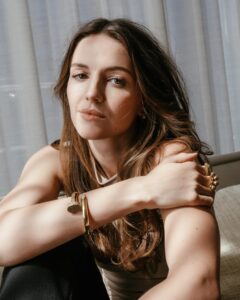 Actress Ella Hunt HD Photos and Wallpapers October 2024