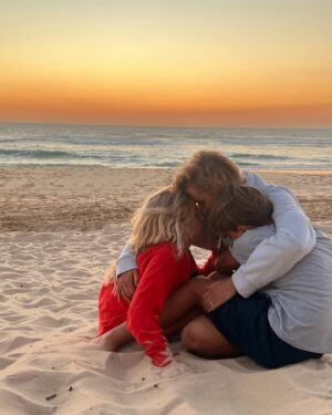 Élodie Gossuin Instagram - La galère du sable on en parle ? … 

Du sable  jusque dans vos lits, la voiture, mon sac, partout … mais j’en voudrais tous les jours ❤️