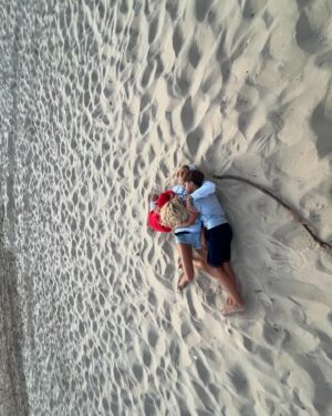 Élodie Gossuin Instagram - La galère du sable on en parle ? … 

Du sable  jusque dans vos lits, la voiture, mon sac, partout … mais j’en voudrais tous les jours ❤️