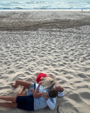 Élodie Gossuin Instagram - La galère du sable on en parle ? … 

Du sable  jusque dans vos lits, la voiture, mon sac, partout … mais j’en voudrais tous les jours ❤️