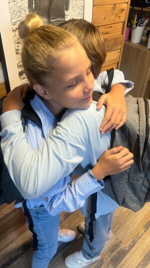 Élodie Gossuin Instagram - Bonne rentrée à tous, courage aux parents pour les émotions & l’orga 💪

Moi en mode PLS 😭🥹 … encore un paquet de mouchoirs 🤧

C’est parti pour la 6ème et la Terminale mes bébés ❤️ Maman vous aime 

Vous, mode 😭ou 🥳?