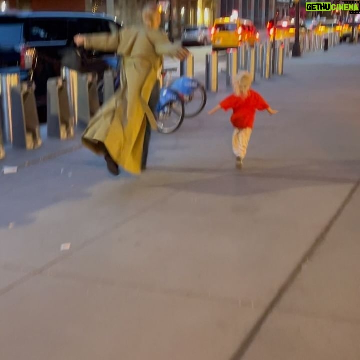 Elsa Hosk - 185.4K Likes - Mommying around the city 🗽🍎❤️