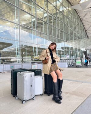 Elva Ni Chen-Xi Instagram - 20 days of travelling 🧳✈️
First stop 📍 London 
@burberry 
#burberry 
#每日行程滿滿
#但老公眼中我是去vacation
#今次仲唔到我哈哈哈
#😌