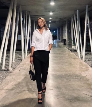 Emelda Rosemila Instagram - The night whispers secrets in the stillness, painting the sky with dreams and inviting the soul to wander.😉

Nanite.♥️