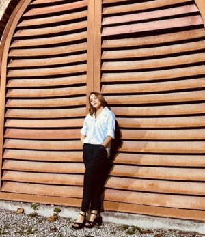 Emelda Rosemila Instagram - The night whispers secrets in the stillness, painting the sky with dreams and inviting the soul to wander.😉

Nanite.♥️