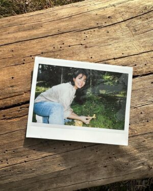 Emeraude Toubia Instagram - summer dream 🌸🍄‍🟫🌲🌅🍎🍴