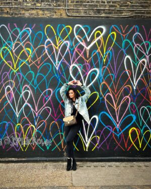 Émilie Nef Naf Instagram - LONDON BABE 🇬🇧❤️ : un patchwork de cultures, de couleurs et d’histoires. » 🌍✨