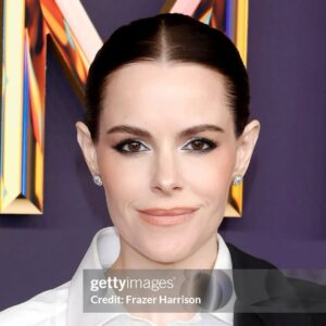 Emily Hampshire Instagram - #emmys old 🖤friends & new friends🐣
Hair by @jill901 
Make up by @tamielsombati 
Styling by @annabelleharron 
Jewelry by hearts on Fire