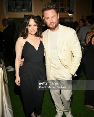 Emily Hampshire Instagram - I wore heels! 🤯 Thank you for the fun night @goldhouseco ✨
Styling by @sltrokestylist 
Make up by ME🙋🏻‍♀️ 
Hair by ME ( and @bobby ‘s @dysonbeauty #airwrap 1st time user🤓)