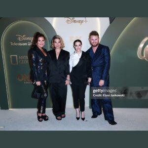 Emily Hampshire Instagram - #emmys old 🖤friends & new friends🐣
Hair by @jill901 
Make up by @tamielsombati 
Styling by @annabelleharron 
Jewelry by hearts on Fire